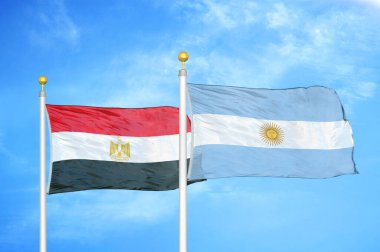 Mısır ve Arjantin bayrak direkleri üzerinde iki bayrak ve mavi bulutlu arka plan