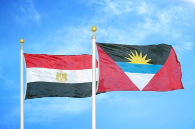 Mısır, Antigua ve Barbuda bayrak direkleri üzerinde iki bayrak ve mavi bulutlu gökyüzü arka planı