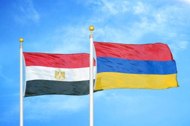 Mısır ve Ermenistan bayrak direkleri üzerinde iki bayrak ve mavi bulutlu arka plan