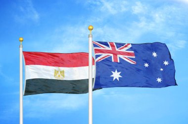 Mısır ve Avustralya bayrak direkleri ve mavi bulutlu arka planda iki bayrak