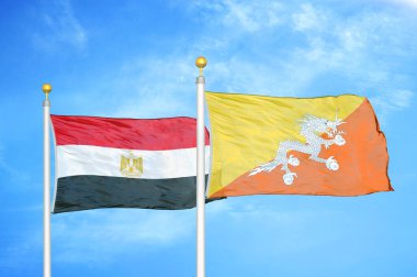 Mısır ve Butan bayrak direkleri ve mavi bulutlu arka planda iki bayrak
