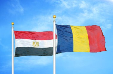 Mısır ve Çad bayrak direkleri üzerinde iki bayrak ve mavi bulutlu arka plan