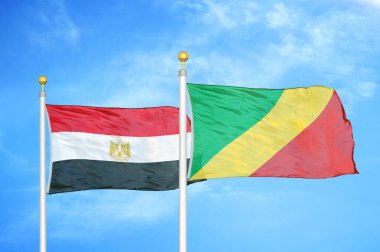 Mısır ve Kongo bayrak direkleri üzerinde iki bayrak ve mavi bulutlu arka plan