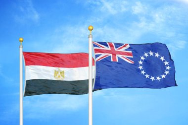 Mısır ve Cook Adaları bayrak direkleri ve mavi bulutlu arka planda iki bayrak