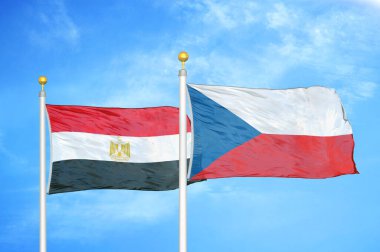 Mısır ve Çek Cumhuriyeti bayrak direkleri ve mavi bulutlu arka planda iki bayrak