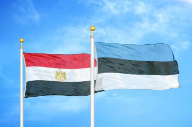 Mısır ve Estonya bayrak direkleri üzerinde iki bayrak ve mavi bulutlu arka plan