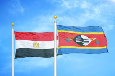 Mısır ve Eswatini Svaziland bayrak direkleri ve mavi bulutlu arka planda iki bayrak