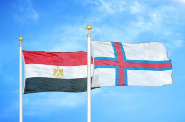 Mısır ve Faroe Adaları bayrak direkleri ve mavi bulutlu arka planda iki bayrak