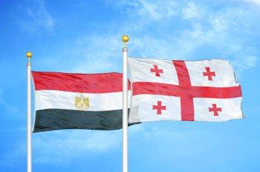 Mısır ve Gürcistan bayrak direkleri üzerinde iki bayrak ve mavi bulutlu arka plan