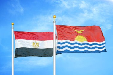 Mısır ve Kiribati bayrak direkleri üzerinde iki bayrak ve mavi bulutlu arka plan