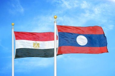 Mısır ve Laos bayrak direkleri üzerinde iki bayrak ve mavi bulutlu arka plan