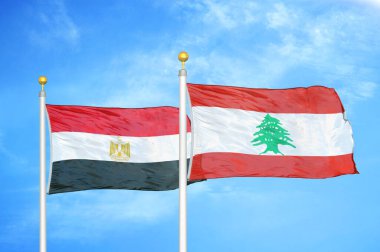 Mısır ve Lübnan bayrak direkleri üzerinde iki bayrak ve mavi bulutlu arka plan