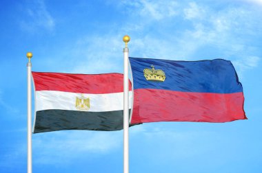 Mısır ve Lihtenştayn bayrak direkleri ve mavi bulutlu arka planda iki bayrak