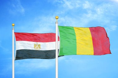 Mısır ve Mali bayrak direkleri üzerinde iki bayrak ve mavi bulutlu arka plan