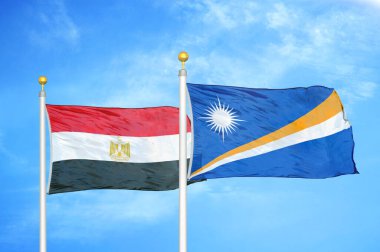 Mısır ve Marshall Adaları bayrak direkleri ve mavi bulutlu arka planda iki bayrak