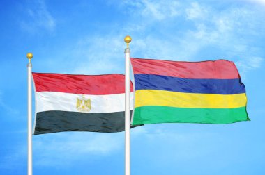 Mısır ve Mauritius bayrak direkleri ve mavi bulutlu arka planda iki bayrak