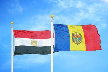 Mısır ve Moldova bayrak direkleri ve mavi bulutlu arka planda iki bayrak