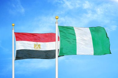 Mısır ve Nijerya bayrak direkleri üzerinde iki bayrak ve mavi bulutlu arka plan