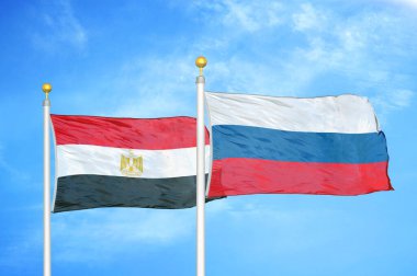 Mısır ve Rusya bayrak direkleri ve mavi bulutlu arka planda iki bayrak