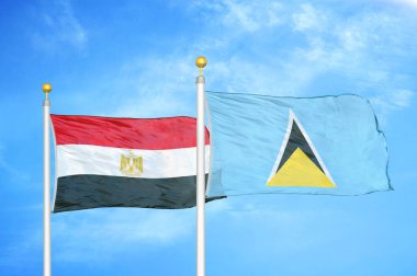 Mısır ve Aziz Lucia bayrak direkleri ve mavi bulutlu arka planda iki bayrak