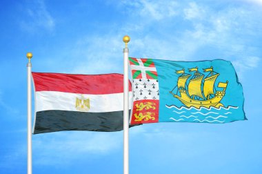 Mısır ve Saint Pierre ve Miquelon bayrak direkleri üzerinde iki bayrak ve mavi bulutlu arka plan