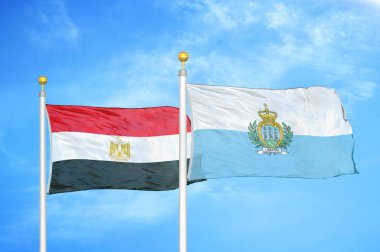 Mısır ve San Marino bayrak direkleri ve mavi bulutlu arka planda iki bayrak