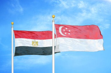 Mısır ve Singapur bayrak direkleri üzerinde iki bayrak ve mavi bulutlu arka plan