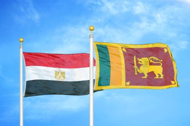 Mısır ve Sri Lanka bayrak direkleri ve mavi bulutlu arka planda iki bayrak