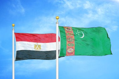 Mısır ve Türkmenistan bayrak direkleri ve mavi bulutlu arka planda iki bayrak