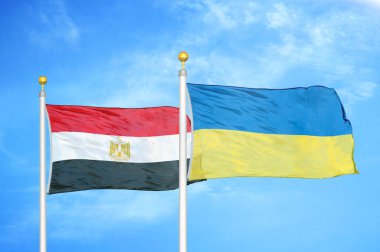 Mısır ve Ukrayna bayrak direkleri ve mavi bulutlu arka planda iki bayrak