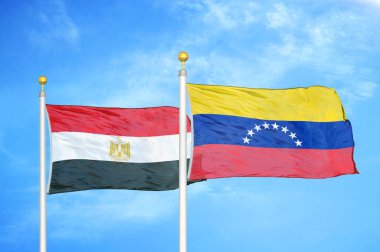 Mısır ve Venezuela bayrak direkleri ve mavi bulutlu arka planda iki bayrak