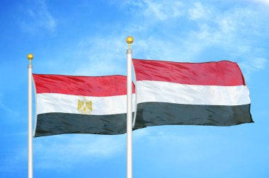 Mısır ve Yemen bayrak direğinde iki bayrak ve mavi bulutlu arka plan