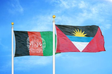 Afganistan, Antigua ve Barbuda bayrak direkleri üzerinde iki bayrak ve mavi bulutlu gökyüzü arkaplanı