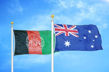 Afganistan ve Avustralya bayrak direkleri ve mavi bulutlu arka planda iki bayrak