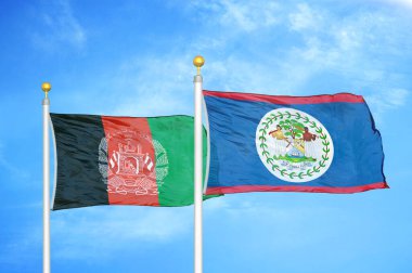 Afganistan ve Belize bayrak direkleri üzerinde iki bayrak ve mavi bulutlu arka plan