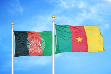 Afganistan ve Kamerun bayrak direkleri ve mavi bulutlu arka planda iki bayrak