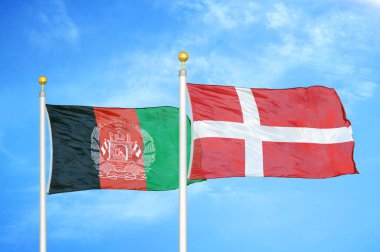 Afganistan ve Danimarka bayrak direkleri ve mavi bulutlu arka planda iki bayrak