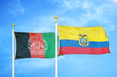 Afganistan ve Ekvador bayrak direkleri ve mavi bulutlu arka planda iki bayrak