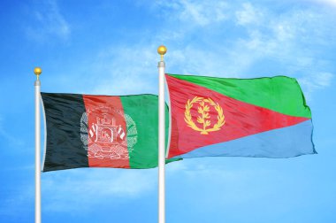 Afganistan ve Eritre bayrak direkleri ve mavi bulutlu arka planda iki bayrak