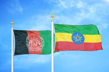 Afganistan ve Etiyopya bayrak direkleri ve mavi bulutlu arka planda iki bayrak
