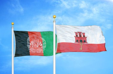 Afganistan ve Cebelitarık bayrak direkleri üzerinde iki bayrak ve mavi bulutlu arka plan