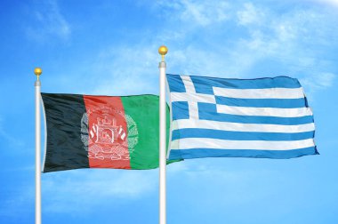 Afganistan ve Yunanistan bayrak direkleri ve mavi bulutlu arka planda iki bayrak