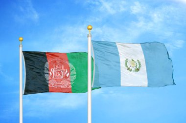 Afganistan ve Guatemala bayrak direkleri ve mavi bulutlu arka planda iki bayrak