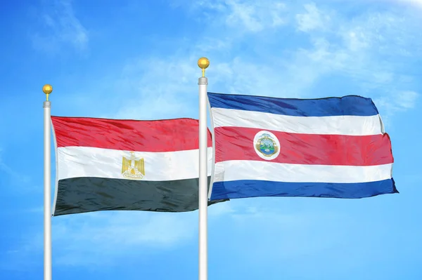 Egito Costa Rica Duas Bandeiras Postes Bandeira Azul Céu Nublado — Fotografia de Stock