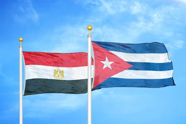 エジプトとキューバの旗竿と青空の背景に2つの旗 — ストック写真