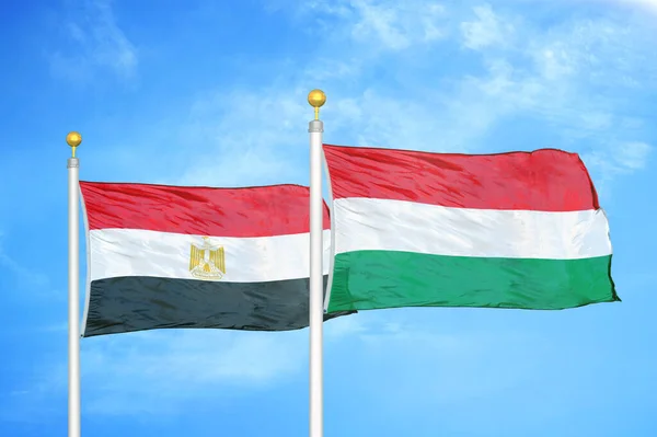 Egypte Hongarije Twee Vlaggen Vlaggenmasten Blauwe Bewolkte Lucht Achtergrond — Stockfoto