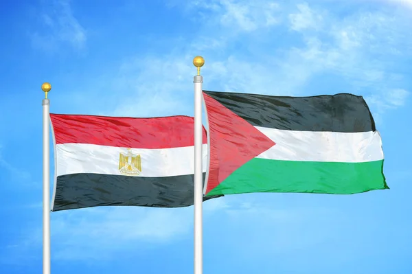 Egito Palestina Duas Bandeiras Mastins Azul Céu Nublado Fundo — Fotografia de Stock