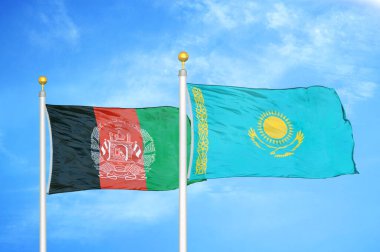 Afganistan ve Kazakistan bayrak direkleri ve mavi bulutlu arka planda iki bayrak
