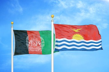 Afganistan ve Kiribati bayrak direkleri ve mavi bulutlu arka planda iki bayrak