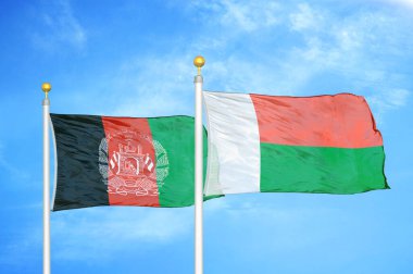 Afganistan ve Madagaskar bayrak direkleri ve mavi bulutlu arka planda iki bayrak